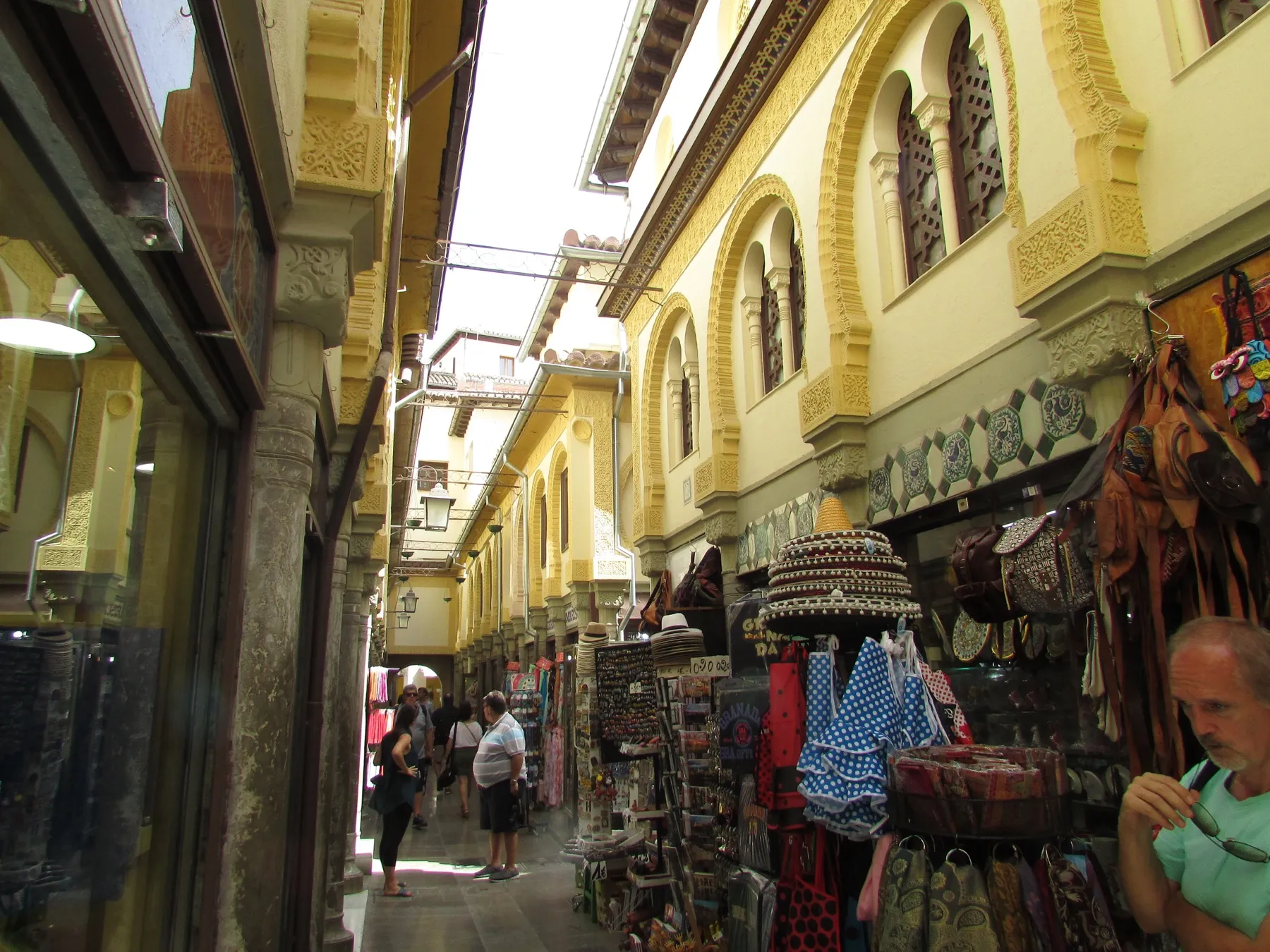 El Barrio de los Artesanos: Taracea y Cerámica